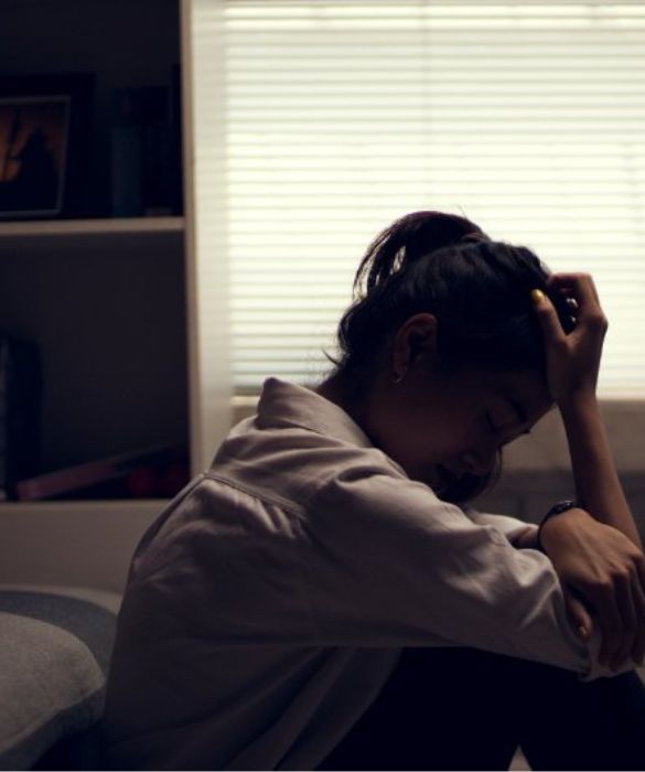 <p>La vittima dell’abuso narcisistico si ritrova in una condizione di incredulità nei confronti di chi potrebbe essere davvero il proprio partner. L'innamoramento nei suoi confronti porta a un<strong> meccanismo di negazione</strong>: si rimugina sull’inizio della relazione, si rileggono i messaggi, si guardano le foto, si pensa a quello che è stato, anche in modo ossessivo, cercando di dare ancora un senso alla relazione. </p>