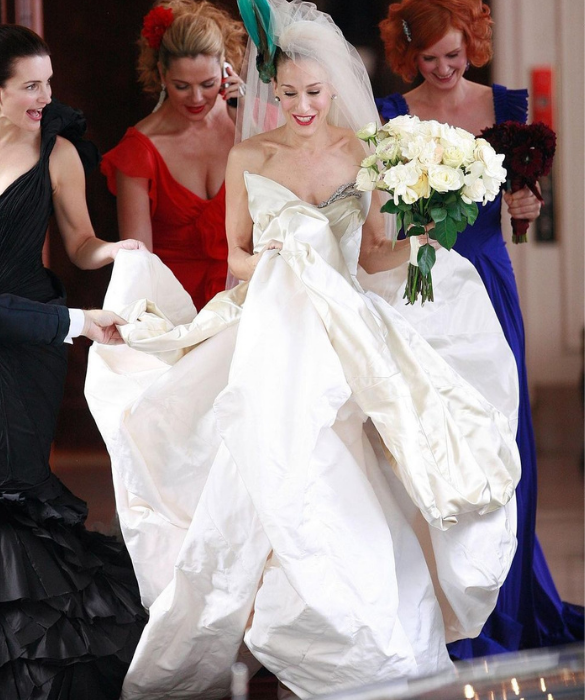 <p>L’abito da sposa indossato da Carrie Bradshaw nel primo film di Sex & the City si chiama <strong>Cloud Dress</strong>. Il suo abito bianco è stato firmato dalla stilista Vivienne Westwood, che ha creato una silhouette a onde, lasciando praticamente tutti quanti senza parole. Divina l’attrice<strong> Sarah Jessica Parker</strong> nell’indossarlo.</p>