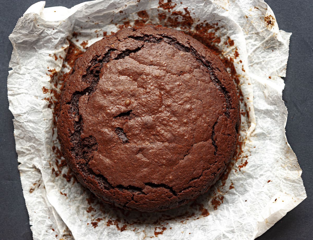 Torta al cioccolato sfornata