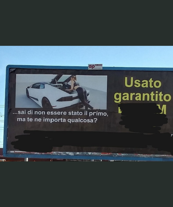 <p>Il cartellone sessista è stato creato da una concessionaria d’auto di Savona: ritrae una donna con il fondoschiena in vista, creando un doppio senso poco piuttosto volgare.</p>
