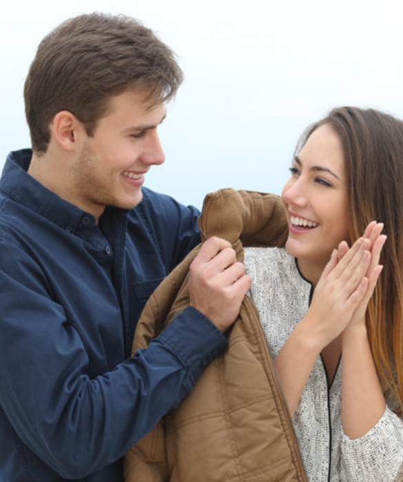 <p>La prima fase del corteggiamento di un narcisista patologico si chiama love bombing: è caratterizzata da un attaccamento istantaneo a voi, con un eccesso di romanticismo che vi fa sentire di aver trovato l’uomo perfetto, quello che stavate aspettando da sempre.</p>