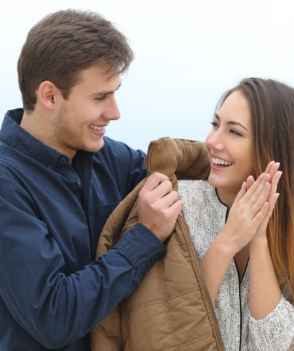 <p>La prima fase del corteggiamento di un narcisista patologico si chiama love bombing: è caratterizzata da un attaccamento istantaneo a voi, con un eccesso di romanticismo che vi fa sentire di aver trovato l’uomo perfetto, quello che stavate aspettando da sempre.</p>
