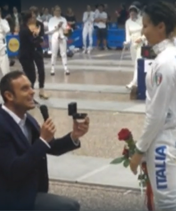 <p>Un altro caso celebre è quello di Paolo Pizzo, spadista catanese e campione del mondo, che fece la sua proposta di matrimonio alla campionessa italiana di pentathlon moderno - Lavinia Bonessio - in pedana. La risposta fu un bel sì… poi la Bonessio continuò a gareggiare con l’anello al dito.</p>