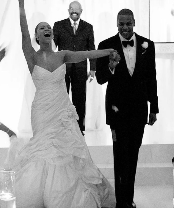 <p>Beyoncé ha deciso di pubblicare il suo abito da sposa soltanto anni dopo le nozze con Jay-Z. L’abito spicca non solo per la scollatura che mette in risalto il décolleté dell’artista, ma anche per il meraviglioso, lunghissimo e tradizionalissimo strascico.</p>
