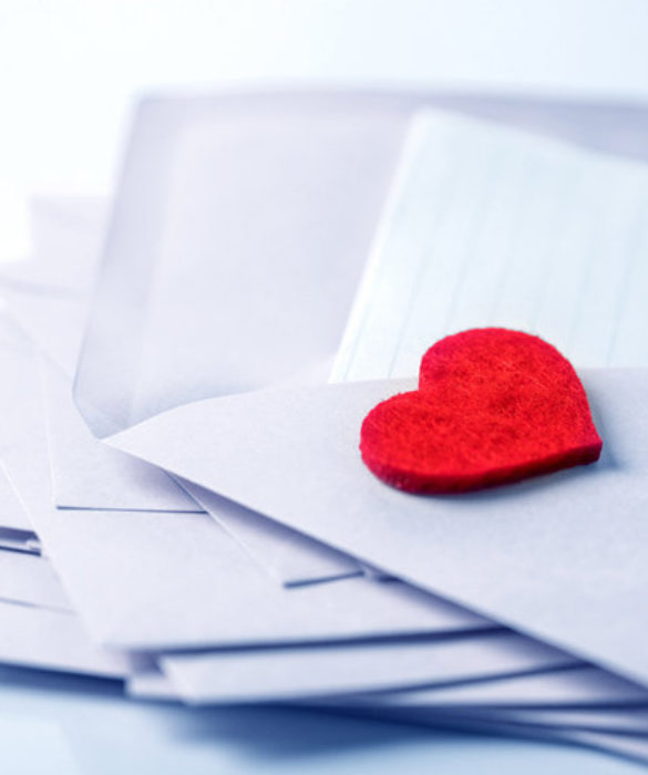 <p>Cara Anna,</p>
<p>Ho forse detto che gli essere umani possono essere archiviati in categorie? Allora, se l’ho detto, lasciami fare una precisazione: non tutti gli essere umani. Tu mi sfuggi. Non riesco a classificarti, non riesco ad afferrarti. Posso indovinare, nove volte su dieci, a seconda delle circostanze, posso prevedere le reazioni, quelle nove volte su dieci, dalle parole o dai gesti, posso riconoscere le pulsazioni dei cuori. Ma al decimo tentativo rinuncio. Non ci arrivo. Tu sei il decimo tentativo.</p>