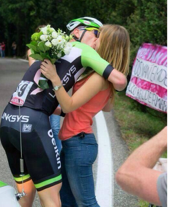 <p>Singolare anche la proposta di matrimonio di Jos van Emden alla fidanzata Kimberley Herpelinck: siamo al Giro d’Italia 2014. Il campione olandese si ferma nel bel mezzo della cronoscalata al Monte Grappa e chiede alla fidanzata di sposarlo, dandole anche dei fiori portati da un amico. Dopodiché riprende la bici e riparte: taglia il traguardo con 12 minuti di ritardo, ma ha comunque vinto.</p>