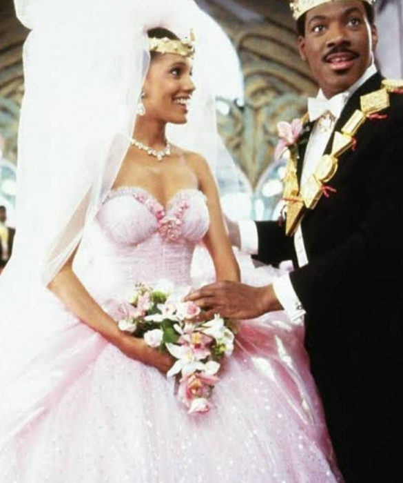 <p>Nel film<em> Il principe cerca moglie</em>, troviamo l’attrice Shari Headley indossare un abito da sposa in perfetto stile anni ‘80: una stupenda nuvola di tulle e nylon, tutta in rosa. </p>
