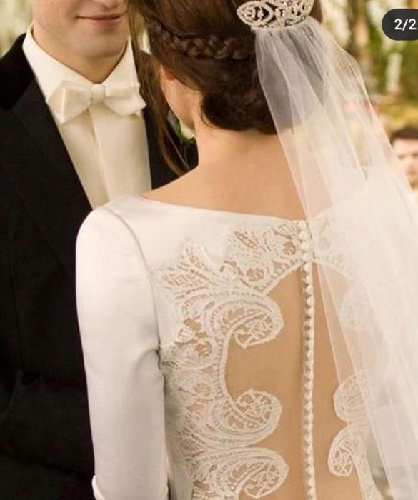 <p>L’abito da sposa indossato da Kristen Stewart nel film <strong>Breaking Dawn - prima parte</strong> sembra in apparenza molto semplice, ma svela dei dettagli davvero particolari sulla schiena, dove spicca la trasparenza e la sensualità del pizzo e una fila di bottoni che corrono lungo la curva della schiena, mettendola in risalto.</p>