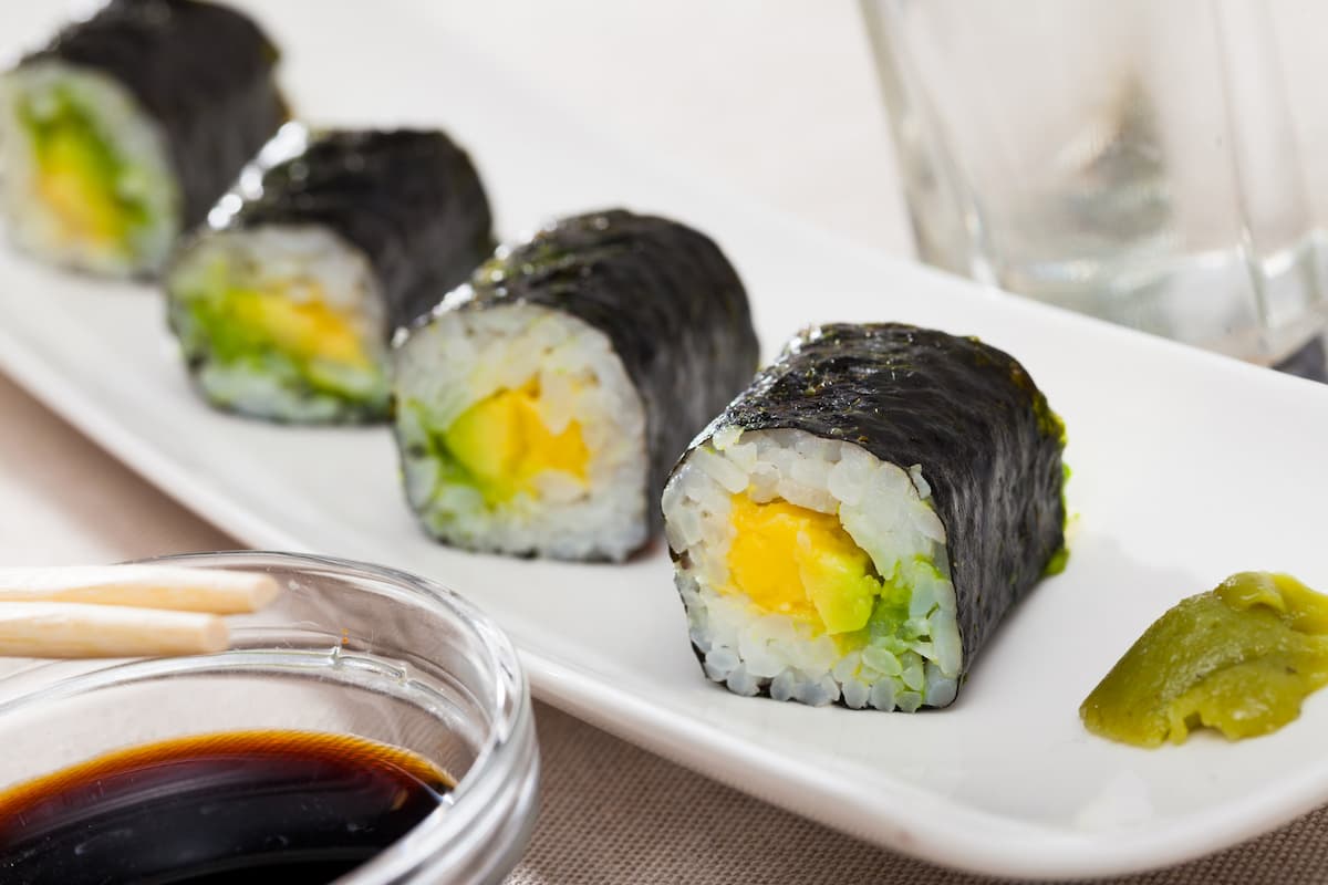 Sushi vegetariano: hosomaki di avocado
