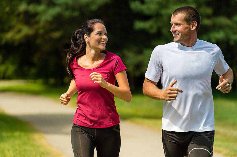 coppia-fa-jogging-insieme-al-parco