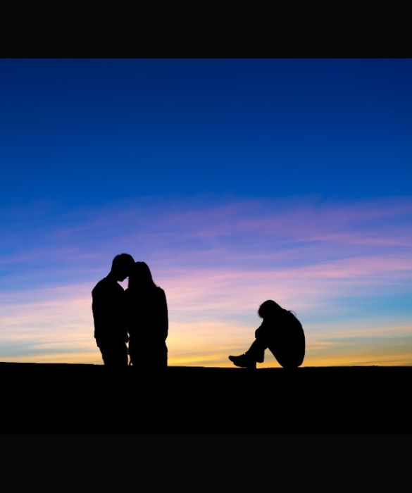 <p>Poi succede che lei lo scopre. E lui viene accecato dai sensi di colpa. Ti respinge. L’unico modo per stare insieme è di<strong> diventare la sua amante</strong>. E allora, sì. Il triangolo no. Non lo avevi considerato. Ma lo fai una volta. E poi lo rifai. Ancora, e ancora e ancora. Lui è di nuovo tuo. Anche se per un paio di volte al mese. </p>