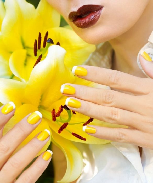 <p>Un metodo, tante scelte: le unghie gel fluo rendono senza dubbio meno noiosa la classica french manicure. Si può scegliere se abbinare una tonalità nude sulla punta dell’unghia o viceversa, oppure ancora si possono abbinare a contrasto due diverse tonalità fluo. Da dove partire? Dal rendere meno “scontate” le <strong>unghie gel giallo fluo</strong>.</p>
