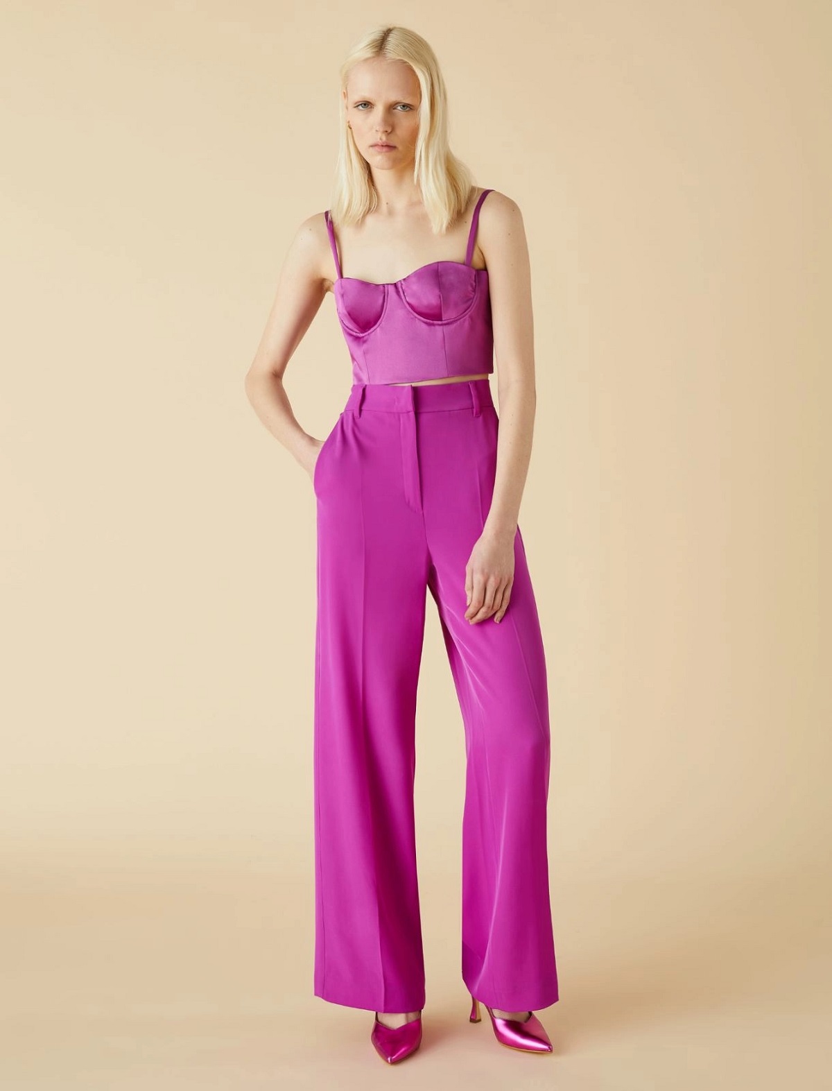 Mini bustier e pantaloni palazzo