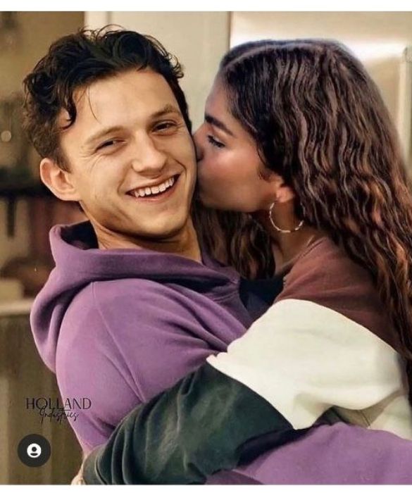 <p>I due attori - entrambi classe 1996 - si sono conosciuti durante le riprese di<em> Spider-Man: Homecoming</em> (2017), ma pare che la scintilla sia scattata con il secondo film della saga, ovvero<em> Spider-Man: Far from Home </em>(2019). Sono una delle giovani coppie più belle di Hollywood e i fan li hanno ribattezzati i <strong><em>Tomdaya</em></strong>.</p>