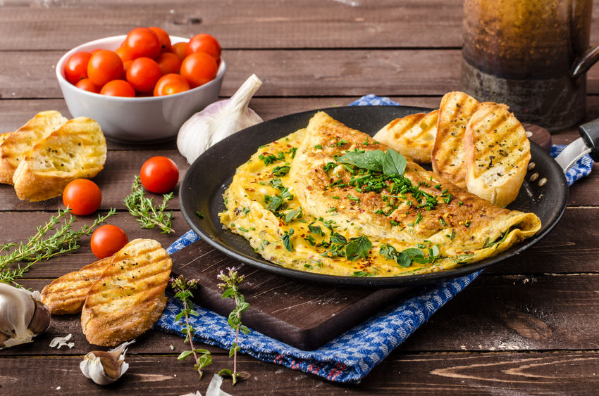 omelette al formaggio ed erba cipollina