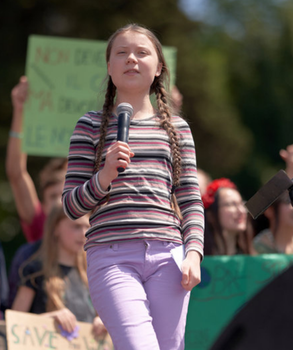 <p>Quando si parla di sindrome di Asperger non si può non pensare a<strong> Greta Thunberg</strong>, l’attivista svedese diventata famosa in tutto il mondo. Si tratta di un disturbo pervasivo dello sviluppo, diverso dall'autismo, in quanto non provoca ritardi nell’acquisire le capacità linguistiche. Il termine è un omaggio allo psichiatra <strong>Hans Asperger</strong>, il cui lavoro in materia fu riconosciuto solo negli anni ‘90. La sindrome si manifesta con difficoltà nelle interazioni sociali o schemi di comportamento stereotipati e ripetitivi.<strong> </strong></p>
