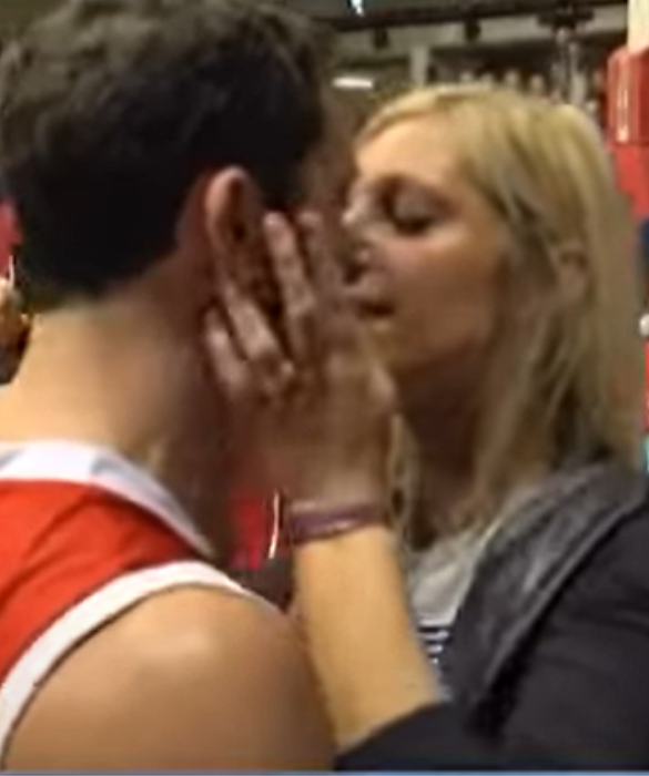 <p>La proposta di matrimonio di Andrea Pecile è arrivata al termine del match in cui l’Alma Trieste ha battuto la Virtus Bologna, prima in classifica nella A2 di Basket. L’anello dato alla fidanzata, l’ex giocatrice di basket Giulia Fragiacomo, è stata custodito dalla madre di Pecile per tutta la durata del match.</p>