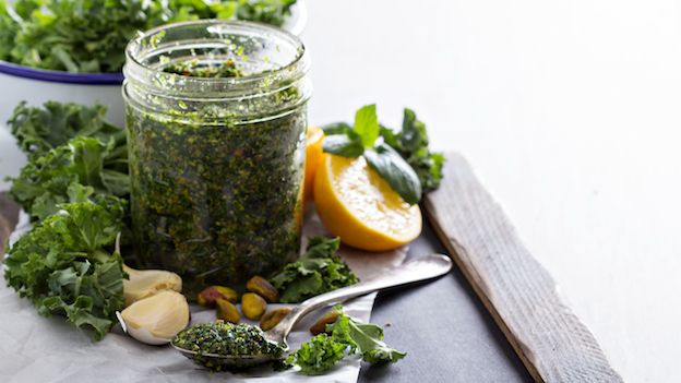 Crostini al pesto e cavolo nero