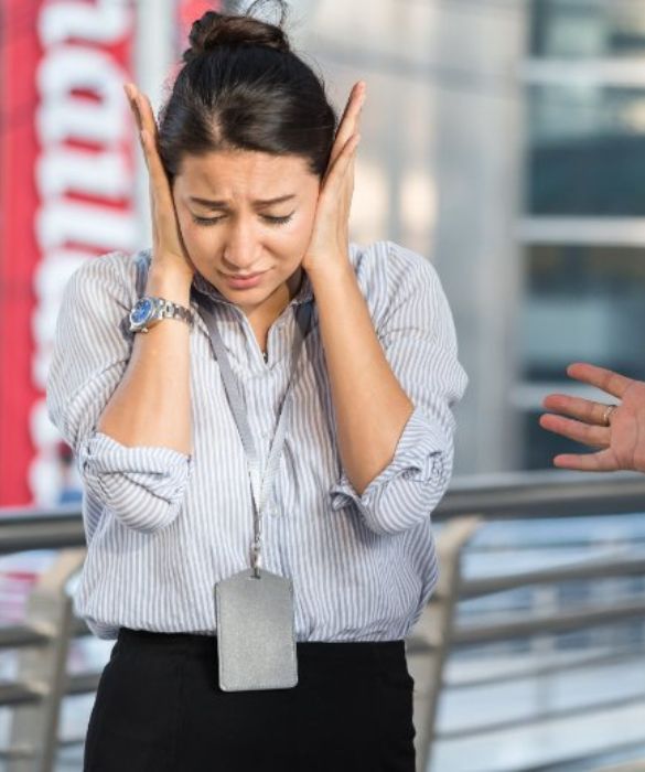 <p>Un abuso psicologico avrà senza dubbio delle ripercussioni dal punto di vista fisico, con quelli che prendono il nome di sintomi psicosomatici. Potrebbe trattarsi di una condizione di stress, che può portare all’indebolimento del sistema immunitario, con problemi respiratori, herpes, allergie. Si potrebbero avere disturbi del sonno, essere portati a consumare quantità eccessive di alcol, perdita o aumento di peso. I sintomi psicosomatici sono molto soggettivi. Quello che accomuna ogni essere umano è che la salute psichica influenza sempre anche quella fisica.</p>