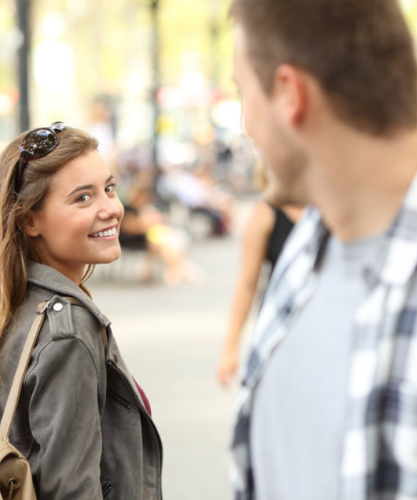 <p>Il flirt fa bene ai rapporti di coppia e questo lo sappiamo benissimo. Ma flirtare di continuo con ogni soggetto di sesso femminile nel quale vi imbattete quando siete insieme, dalla camieriera alla ragazza che distribuisce volontini per strada, non è esattamente un buon segno.</p>