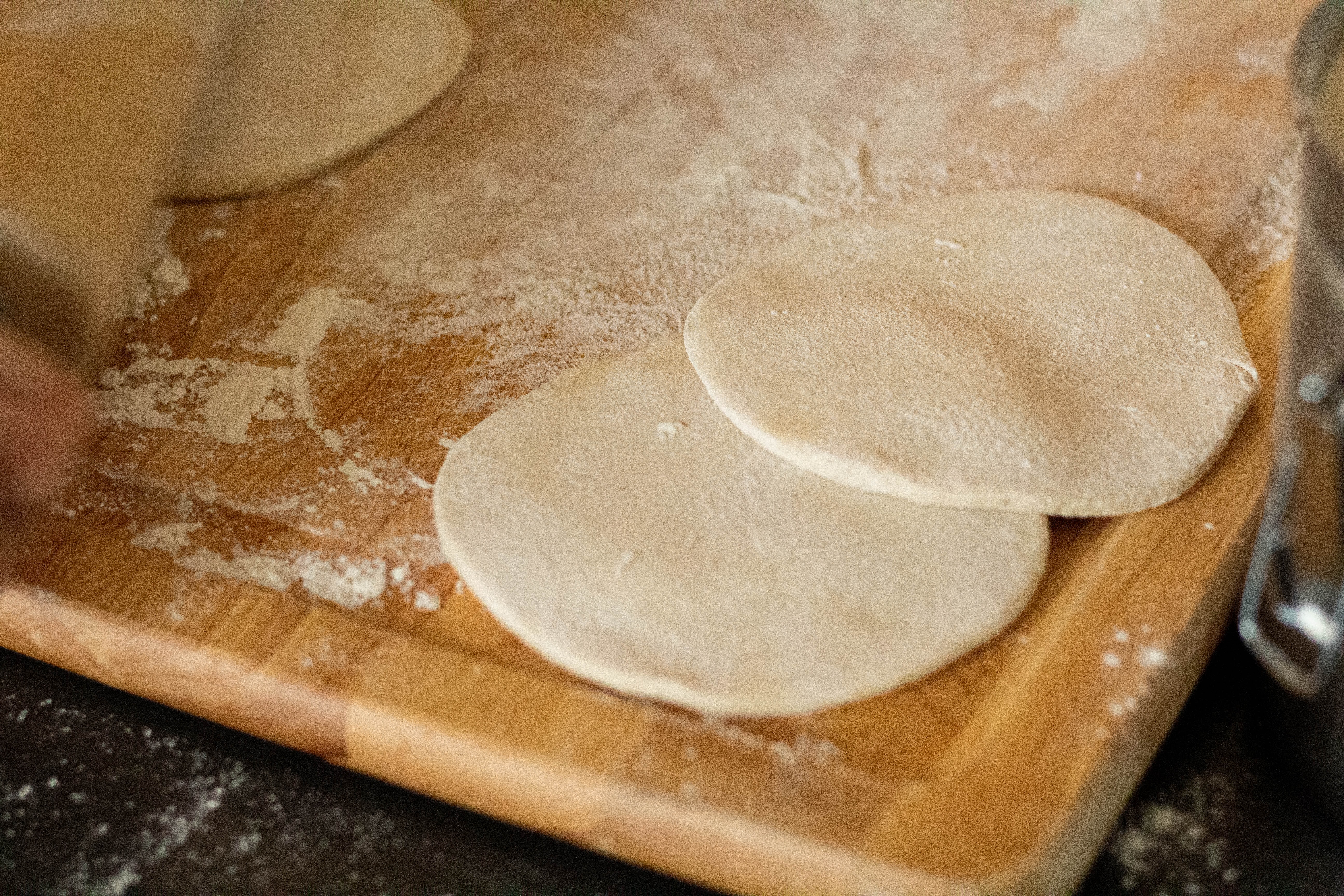 Stendere impasto pane naan