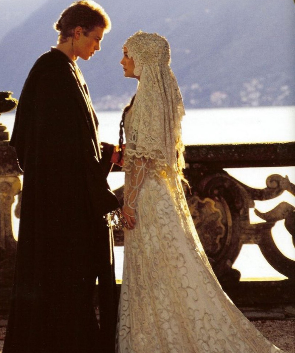 <p>Un abito da sposa che non passa di certo inosservato è quello indossato da Natalie Portman in Guerre Stellari: episodio II - L'attacco dei cloni. Si tratta di un abito da sposa in pizzo, che ha uno stile a metà tra il fantastico e il futuristico.</p>
