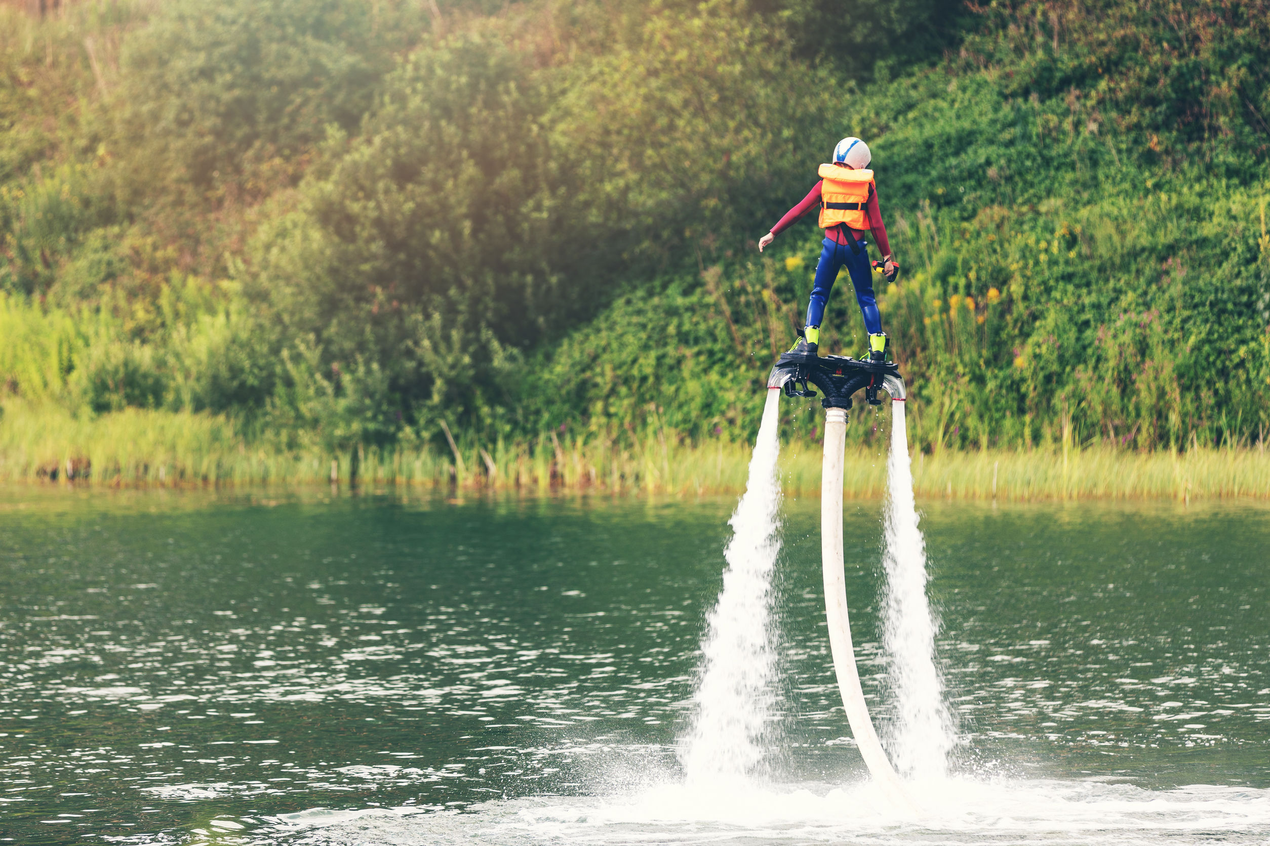 Bambino che fa Flyboard