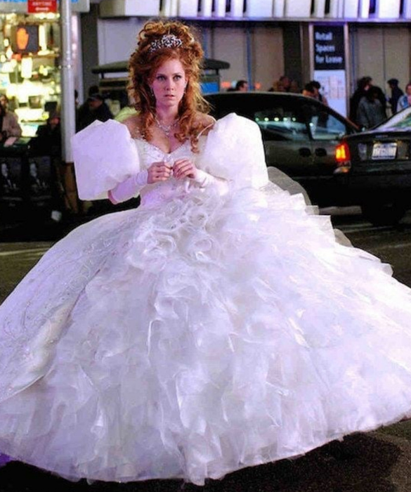 <p>L’abito da sposa indossato da Amy Adams nel ruolo di Giselle pesava più di 20 chili: l’attrice ha imparato a muoversi “al suo interno” grazie all’aiuto di una controfigura. Il disegno dell’abito riprende quello della sirenetta Ariel. Un vero abito da principessa, insomma, che ha imparato a camminare da poco ;)</p>
