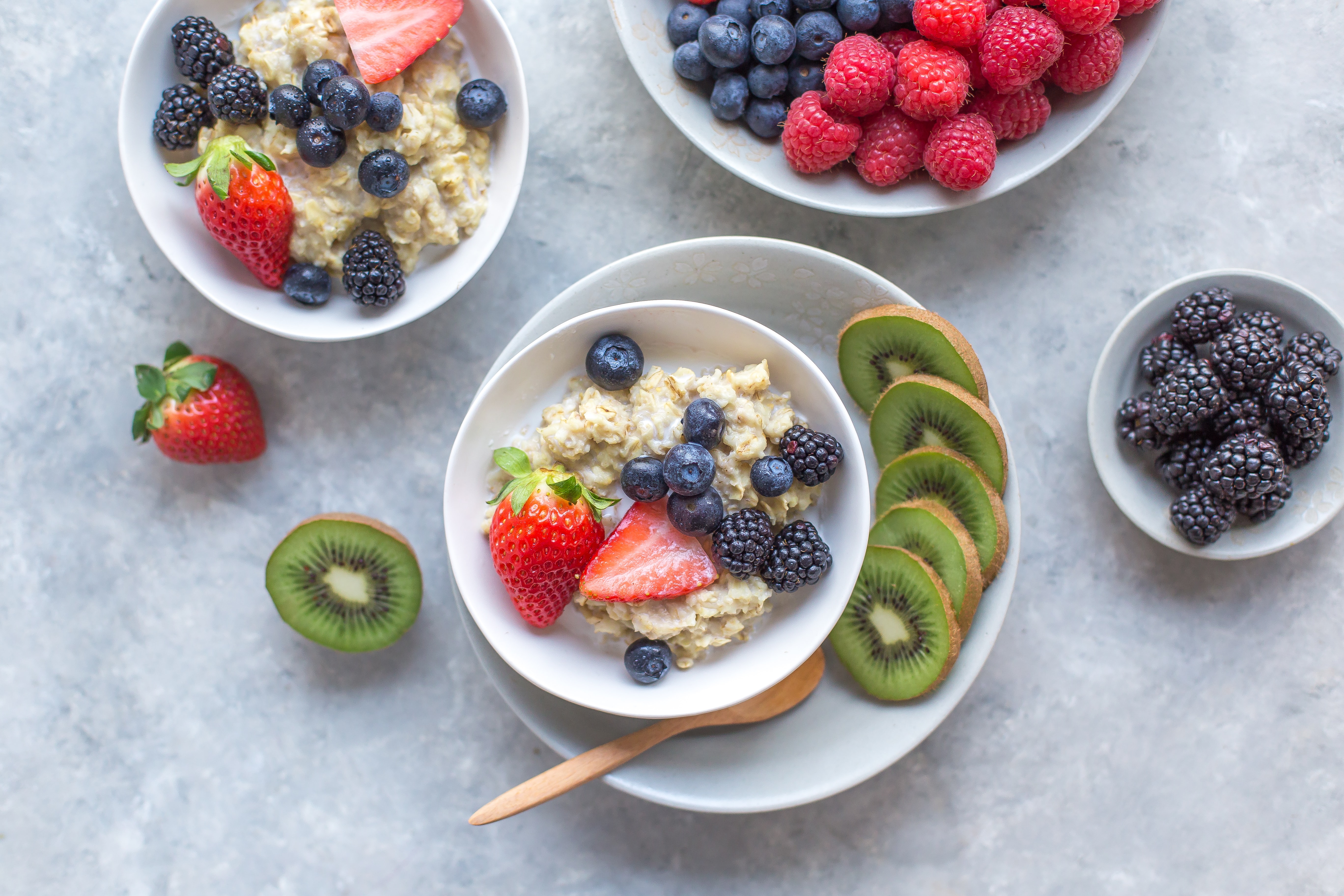 Porridge dolce con frutta fresca e secca