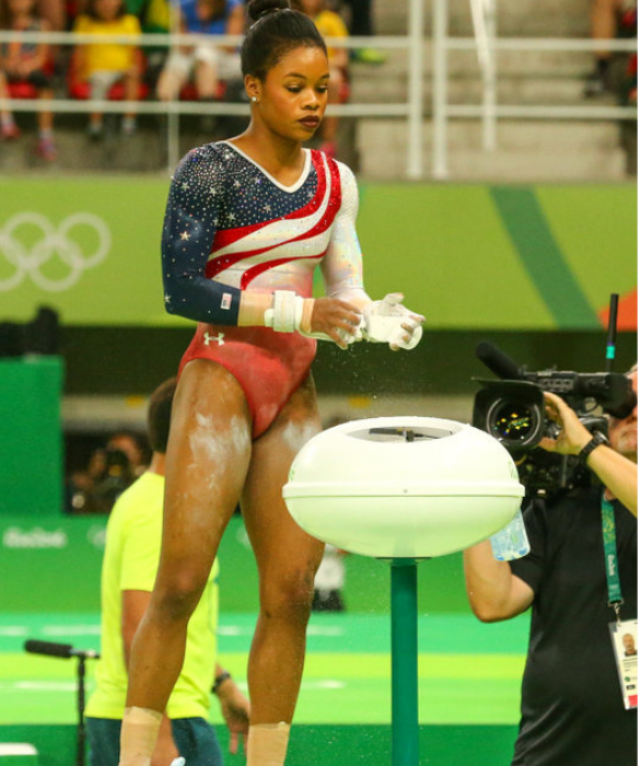 <p>La campionessa americana di ginnastica artistica ha abbandonato quest’anno le gare di Tokyo per concentrarsi sulla sua salute mentale. L’atleta <strong>soffre di twisties</strong>, improvvisi sensi di vuoto che possono colpire nel corso di una prova sportiva e che si manifestano come un’improvvisa dissoluzione del senso dello spazio. Si perde, in pratica, la consapevolezza della propria presenza legata all’incapacità di avere il controllo sul proprio corpo. «Devo fare ciò che è meglio per me e pensare alla mia salute mentale, perché voglio stare bene e perché c’è una vita oltre la ginnastica», ha dichiarato l’atleta. </p>
<p> </p>
