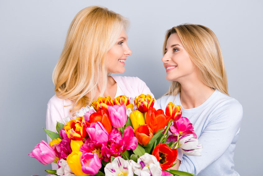 Mamma e figlia, con un mazzo di fiori