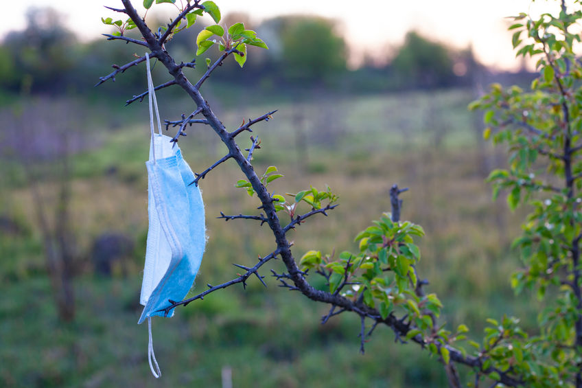 Mascherina chirurgica dispersa nell'ambiente