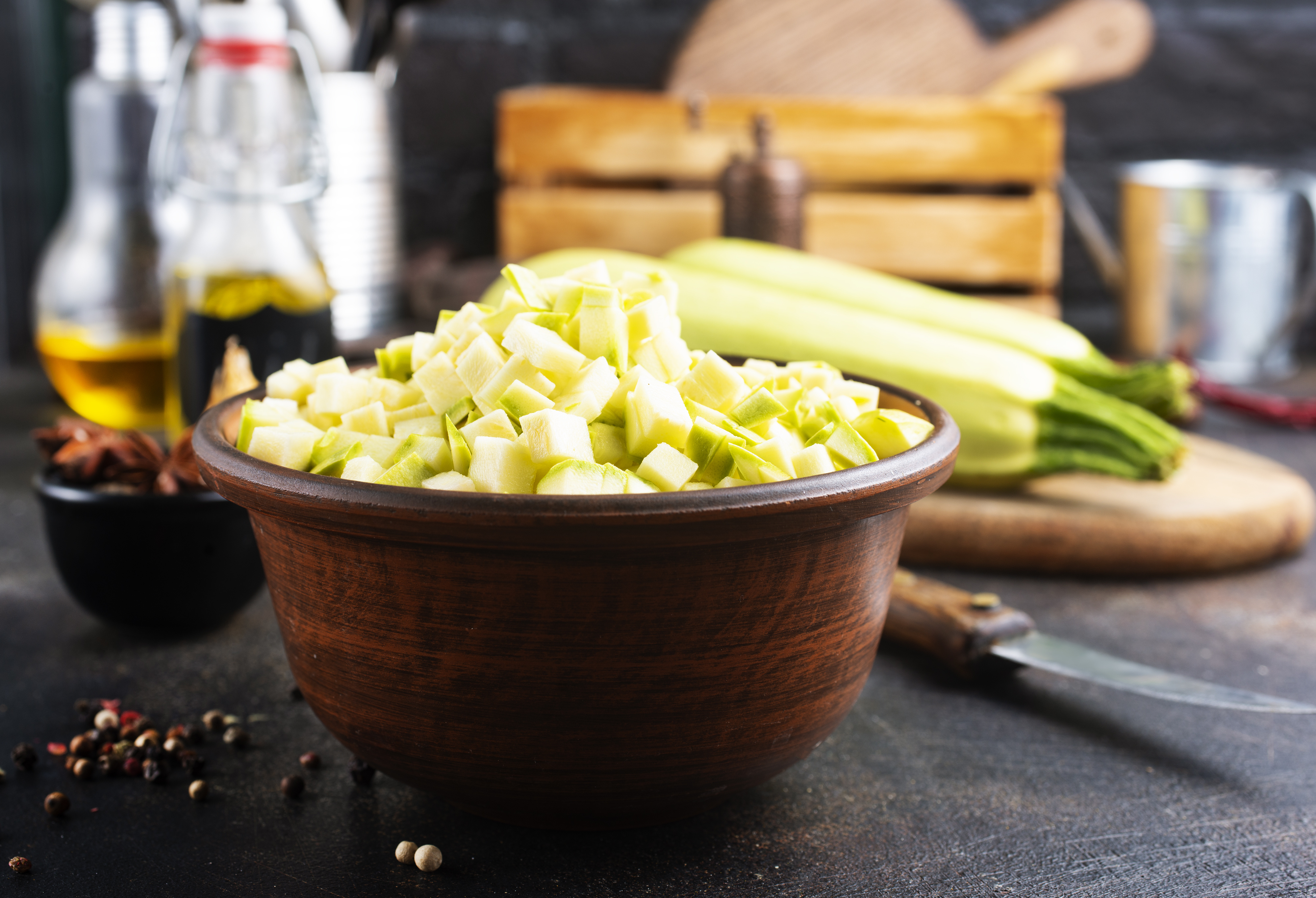 Come pulire le zucchine spinose in umido