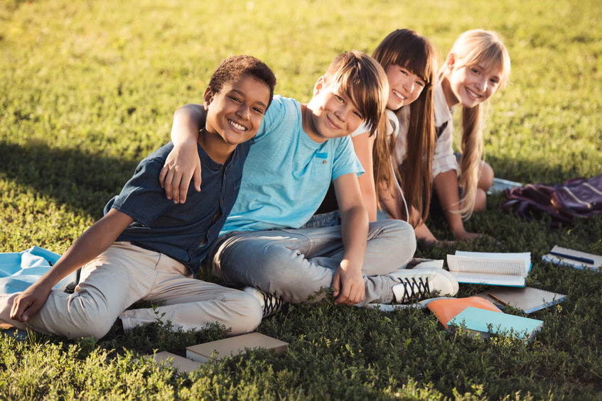 Adolescenti che studiano al parco