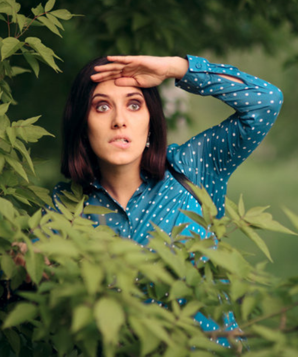 <p>Questa tipologia di donna spesso coincide con la ex del vostro uomo. Ha già reperito talmente tante informazioni su di voi che potrebbe scrivere persino la vostra biografia meglio di vostra madre. Prestate molta attenzione perché in genere si tratta della categoria peggiore: subdola, vendicativa, noiosa. Ha trascorso gli ultimi anni della sua vita a fare tutto quello che piace a lui: ascoltare la stessa musica, coltivare le stesse piante, iscriversi allo stesso corso che lui avrebbe tanto voluto fare quando aveva 8 anni. Se mai dovesse avvicinarsi a voi con la scusa del “Voglio essere tua amica”, scappate. Il più velocemente possibile.</p>