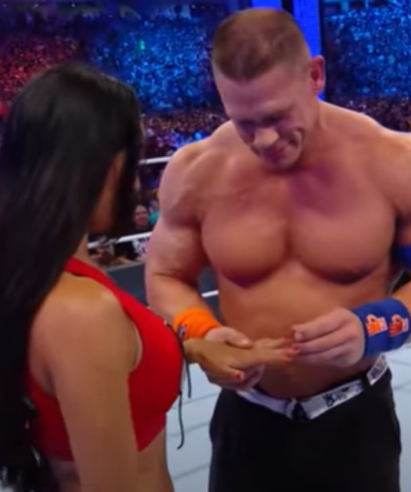 <p>Indimenticabile la proposta di matrimonio (con annesso discorso) da parte di John Cena alla collega Nikki Bella. Il wrestler si è inginocchiato sul ring e ha tirato fuori un vistoso diamante, esclamando queste parole: «Ho aspettato così tanto per chiedertelo. Stephanie Nicole Garcia-Colace, vuoi sposarmi?».</p>