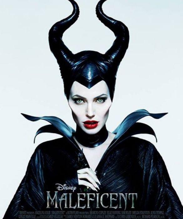 <p>Fin dalla sua prima apparizione ne <em><strong>La bella addormentata</strong></em>, il personaggio di <strong>Malefica</strong> è entrato di diritto nell’immaginario pop collettivo per la sua grande iconicità, arrivando in un certo senso a cannibalizzare la stessa figura di Aurora. Nel live-action è <strong><a href=