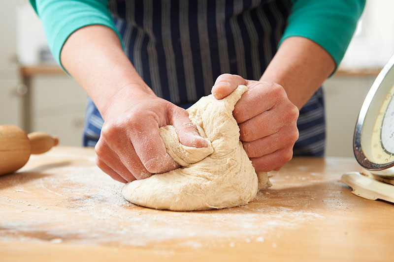 dettaglio-mani-che-impastano-il-pane