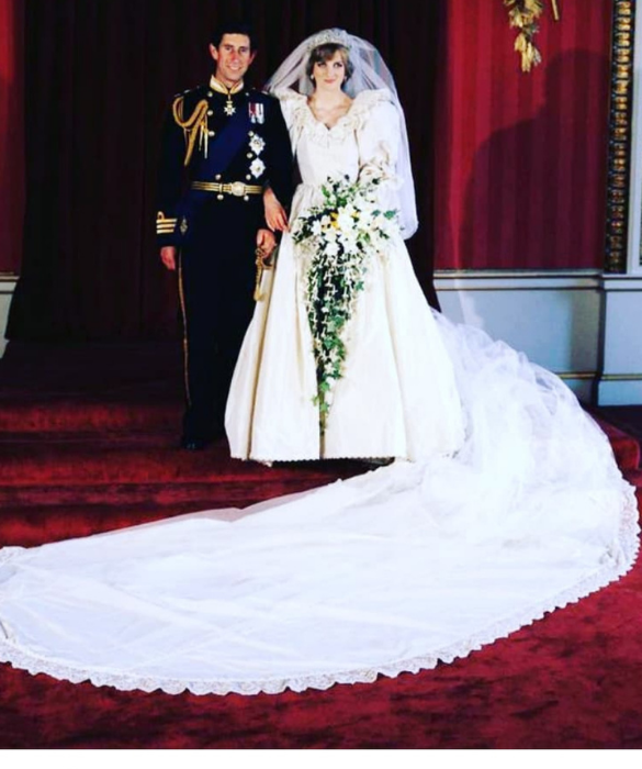 <p>L’abito da sposa di Lady Diana è considerato il più iconico di sempre. Indossato nel giorno delle nozze nella cattedrale di Saint Paul, si tratta di un abito sontuoso e vaporoso con maniche a sbuffo realizzato dagli stilisti Elizabeth e David Emanuel.</p>
