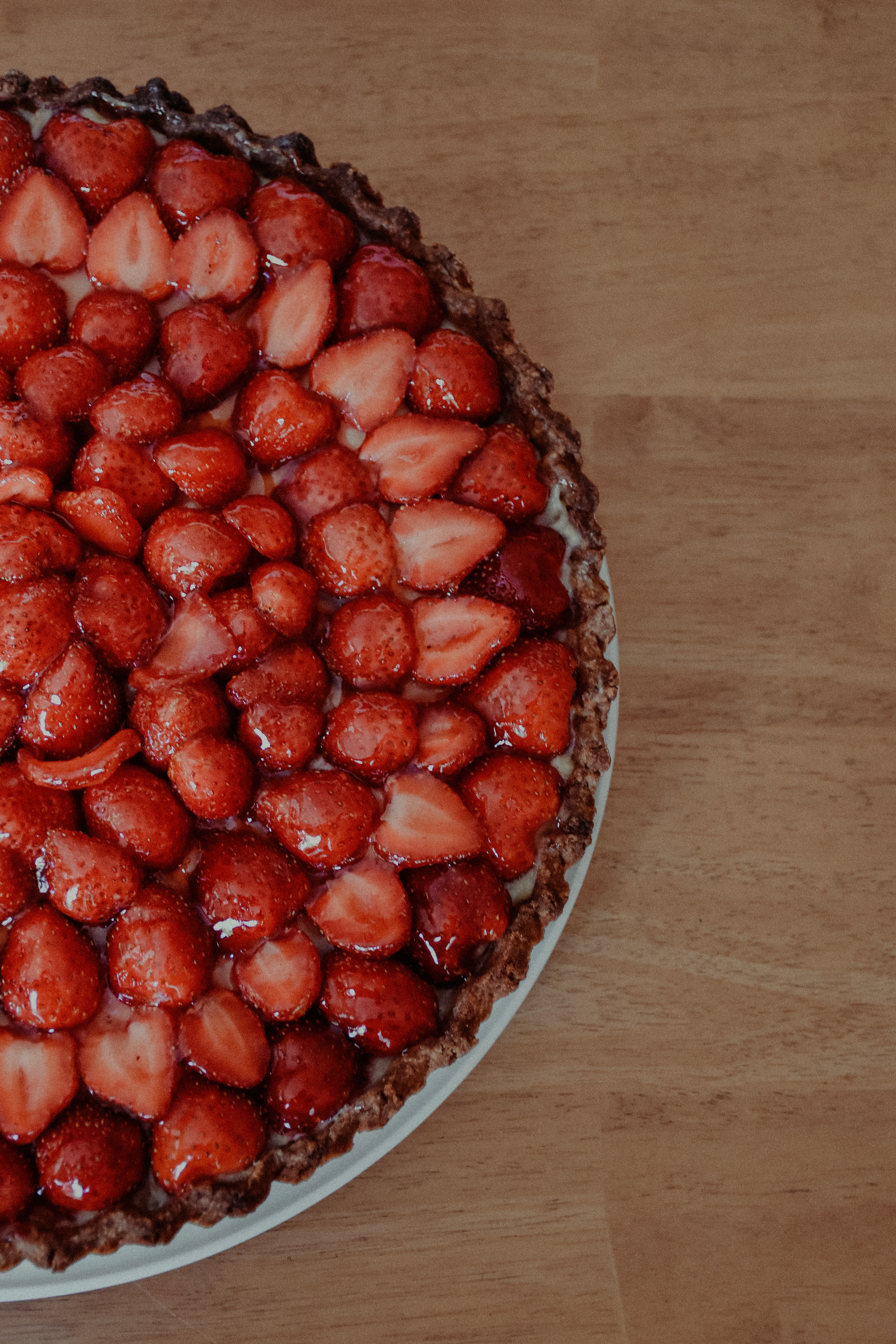 Servire la crostata di mascarpone e fragole