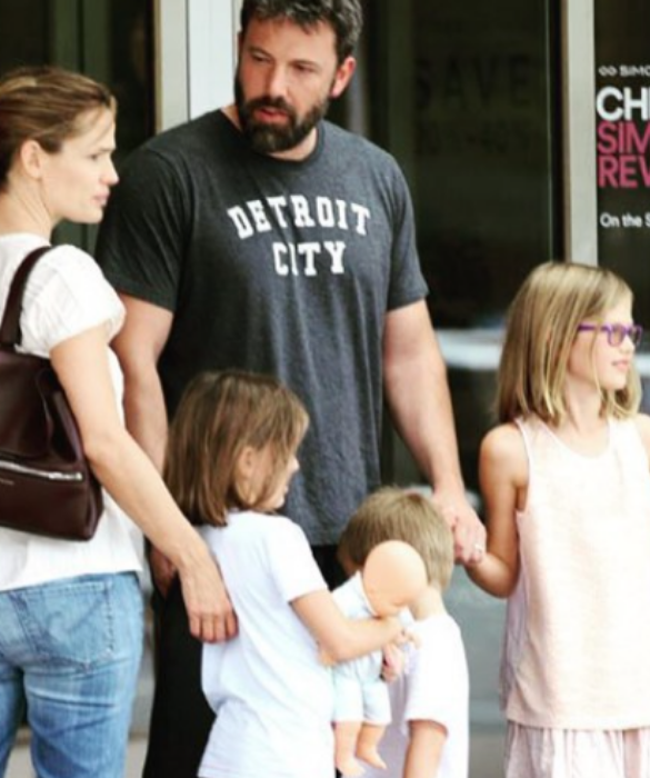 <p>Nel frattempo, nel 2005 Ben Affleck sposa la collega Jennifer Garner, dalla quale avrà 3 figli: Violet Anne, Seraphina Rose Elizabeth e Samuel.</p>
