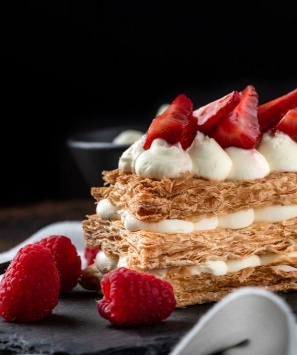 <p>Tra le <strong>ricette di torte classiche</strong> non può mancare la <strong>millefoglie</strong>: strati di friabile pasta sfoglia intervallati da crema pasticcera. La torta millefoglie è un dessert di fine pasto che si presta a concludere nel migliore dei modi qualsiasi menù.</p>
