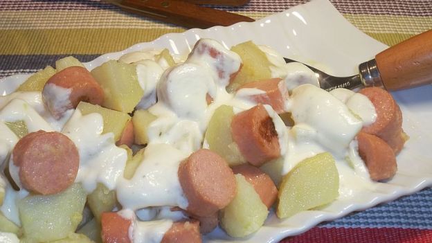 Insalata di patate e würstel allo yogurt