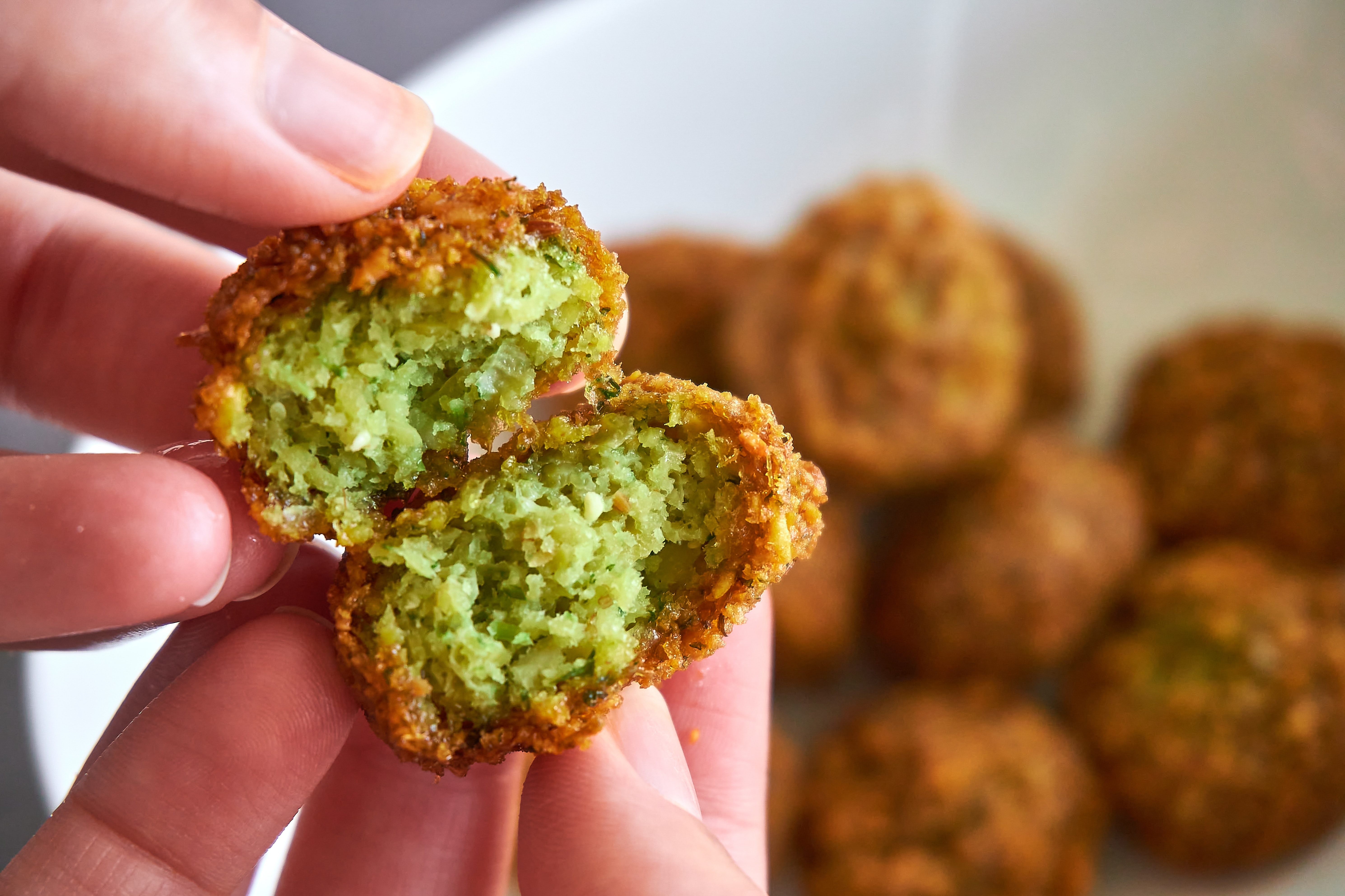 Friggere le polpette di carciofi