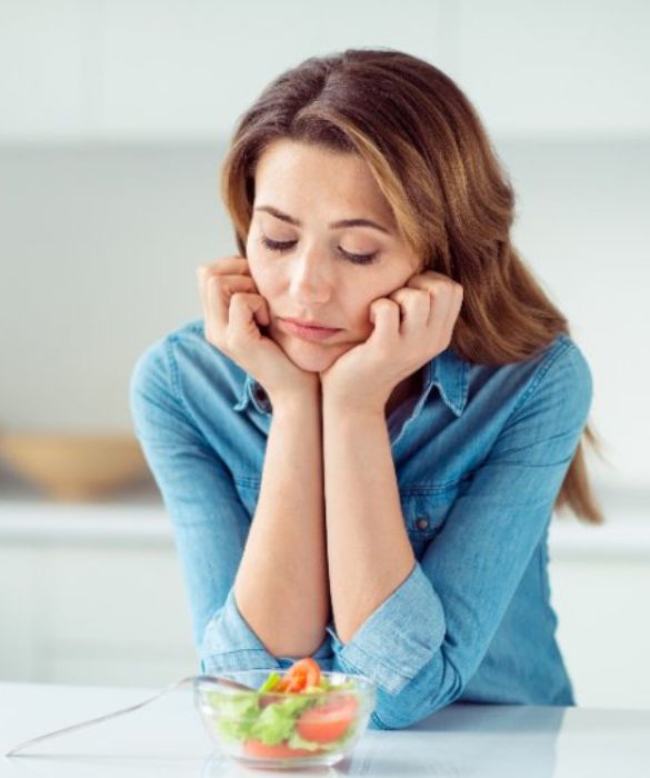 <p>Uno degli effetti più devastanti di una relazione con un narcisista patologico è che il modello relazionale vissuto potrebbe diventare la norma. In altri termini, si è portati a credere che l’amore sia sofferenza e che tutte le relazioni debbano avere i connotati di quella avuta con il narcisista - ovvero che se non hai il mal di pancia ogni giorno, allora qualcosa non va. Il rischio è quello di <strong>cercare questa instabilità </strong>in partner che potrebbero non essere narcisisti, ma avere altri disturbi, come quello di essere anaffettivi, borderline, evitanti, ambivalenti. </p>
<p> </p>