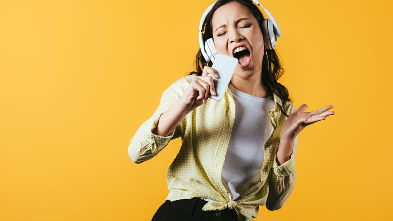 ragazza ascolta musica